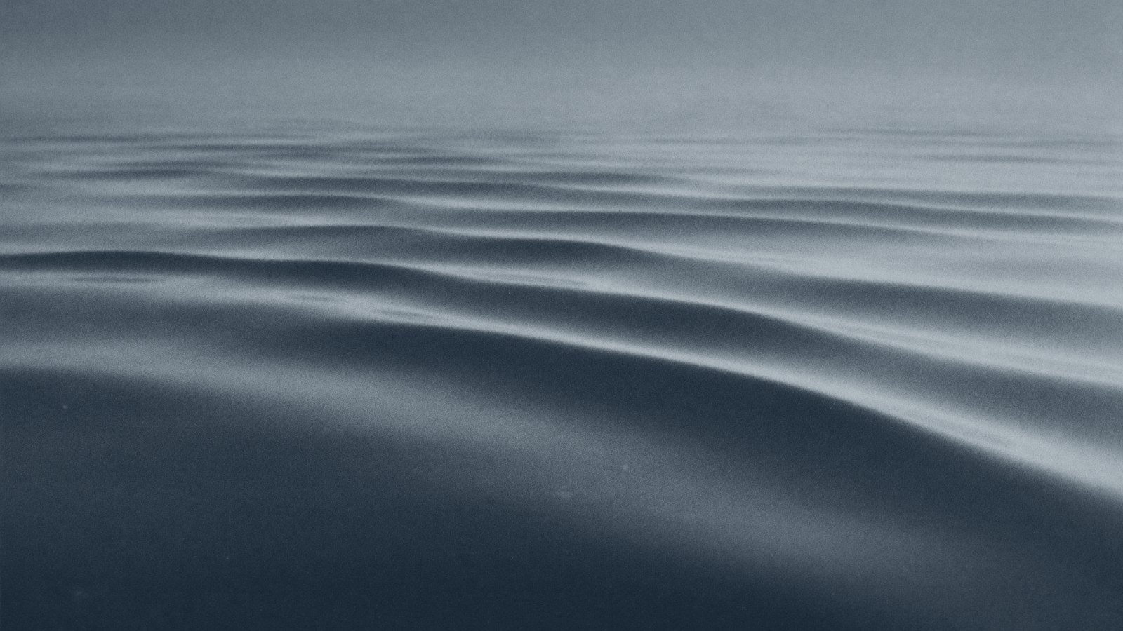 Ondulations sur l'eau du Léman, presque une abstraction, en tirage bleuté